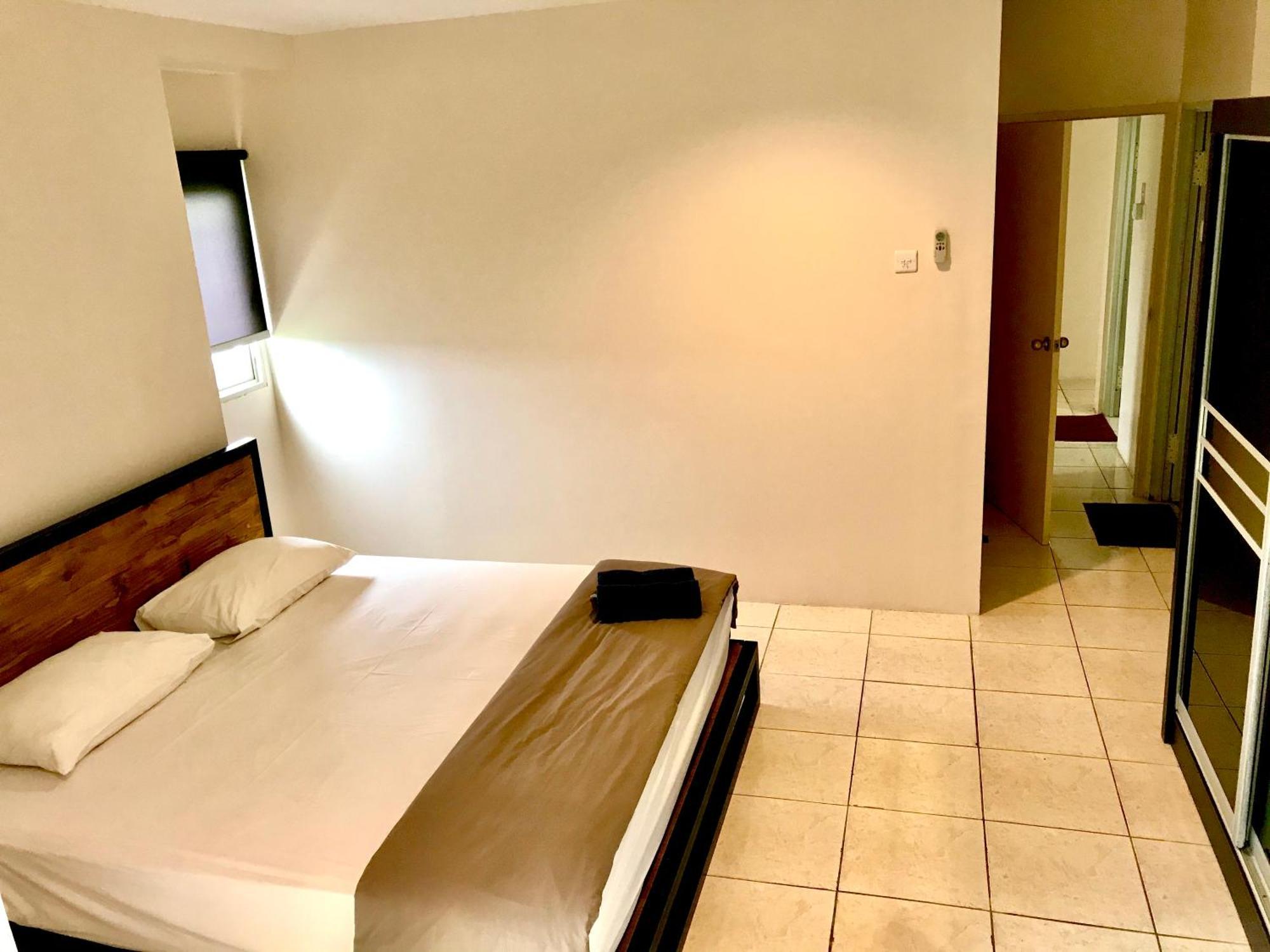 Queen Victoria Apartment Batam Room photo