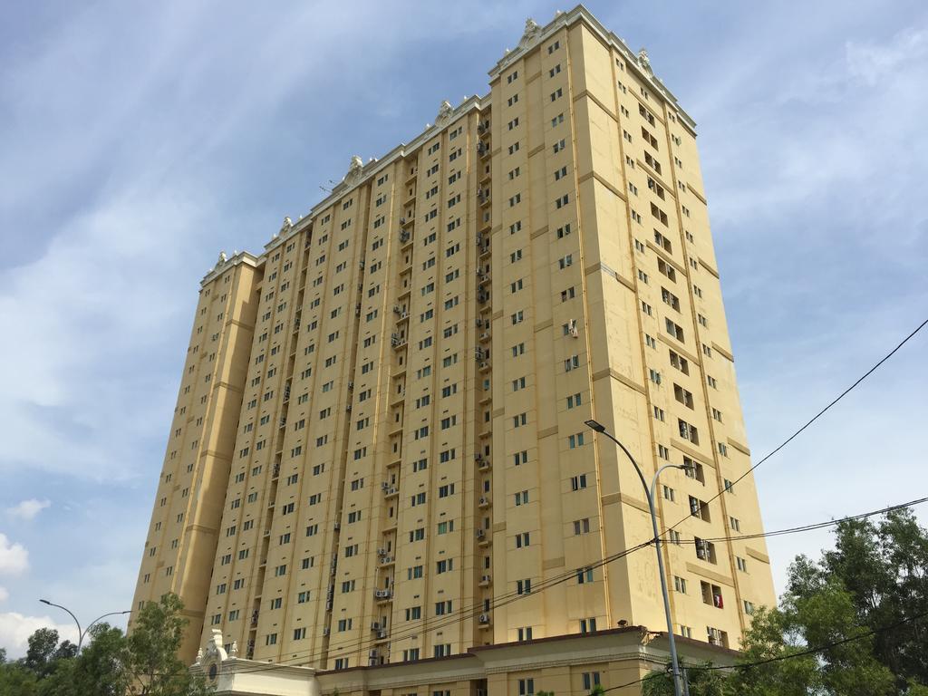 Queen Victoria Apartment Batam Exterior photo